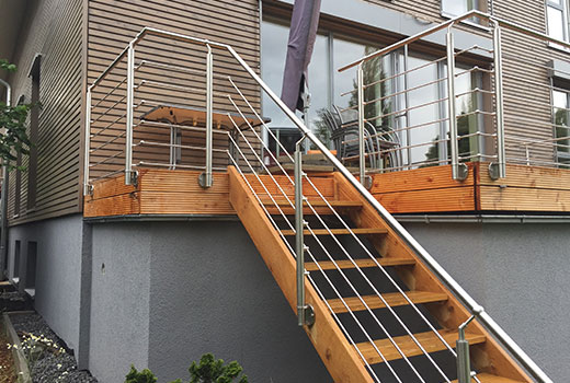 Hohe Terrasse mit Holzfußboden und passender Treppe