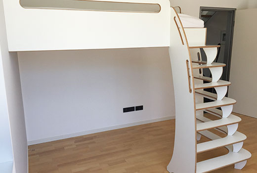 Hochbett mit breiter Treppe für einen bequemen Zugang zum Bett. 