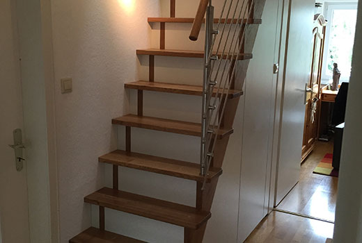 Treppe mit Holzrahmen und Holzhandlauf...